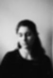 Cellistin der Staatsoper Hamburg Saskia Hirschinger, analoges Portrait: sw foto, sie ist im close up mit geschlossenen augen. portraitfoto von lidija delovska