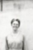 Die Autorin Ildikó von Kürthy freundlich und entspannt lächelnd auf einem zeitlosen sw Foto