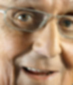 Dieter Hildebrandt, sehr nah aufgenommen, lächelt direkt in die Kamera
