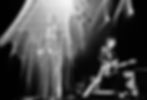 Gitarrist und Sänger von live auf der Bühne mit Prismen-Lichteffekten