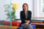 Professionelles Businessportrait von der Prof. Dr. Naika Foroutan im Blazer, sitzend in einer modernen Büroumgebung mit farbigen Sitzmöbeln und hellem Fensterlicht in Berlin.
