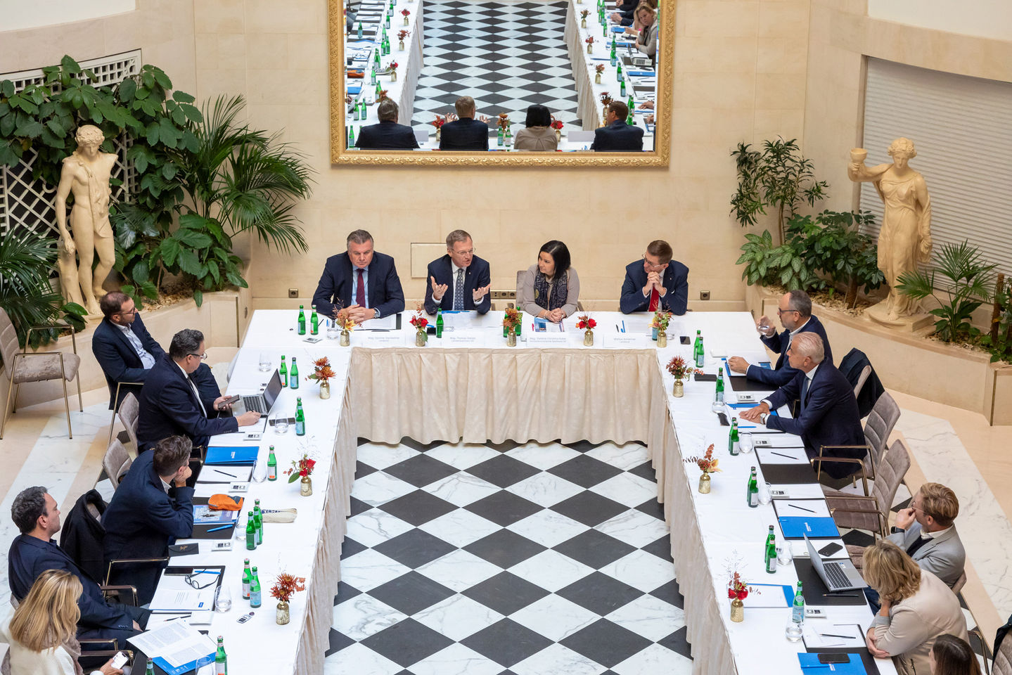 Pressekonferenz im Hotel Adlon Kempinski Berlin mit Politikern, Journalisten und die Sparkasse Oberösterreich. Dokumentiert durch professionelle Eventfotografie von Concept Photography Berlin.
