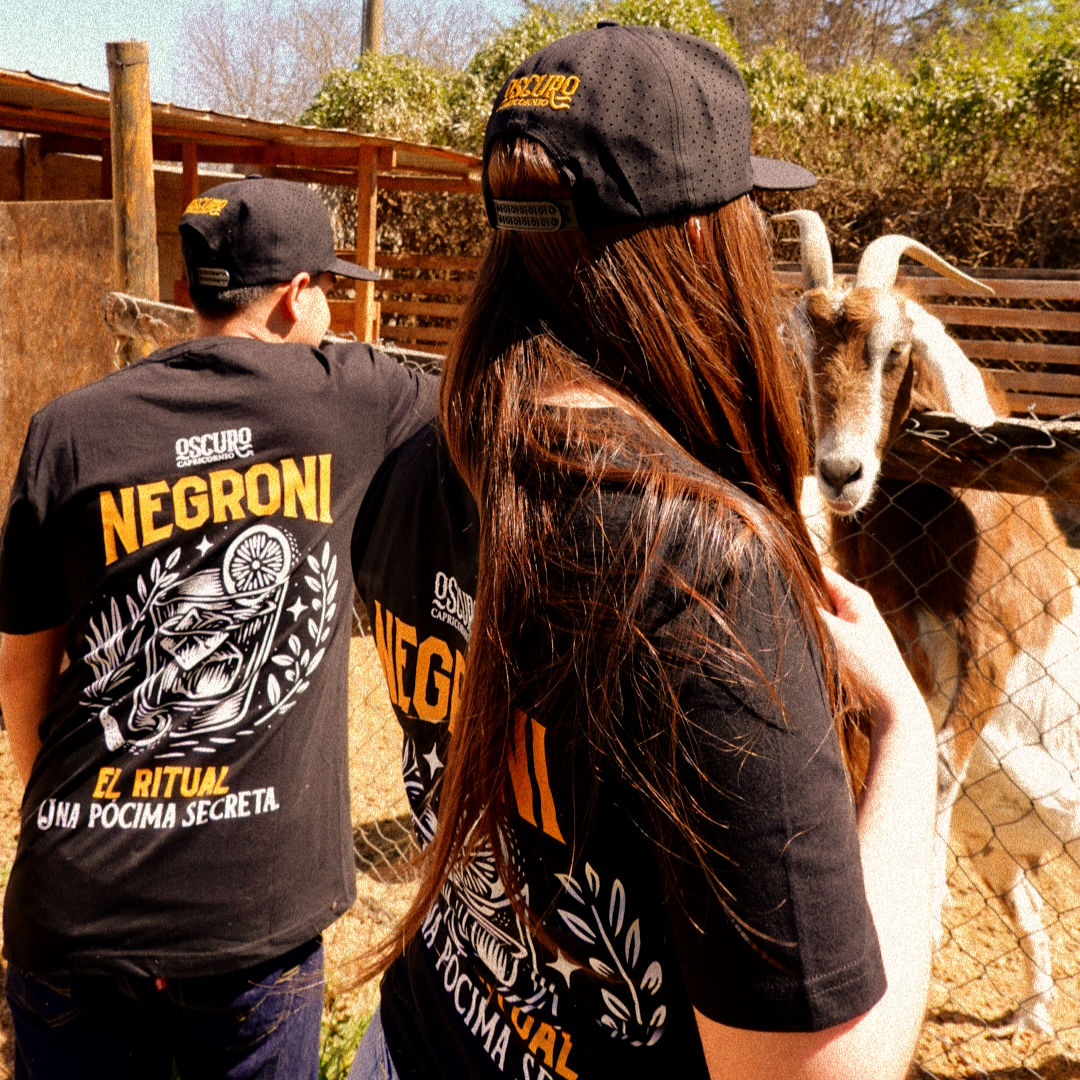 Polera negra estampada