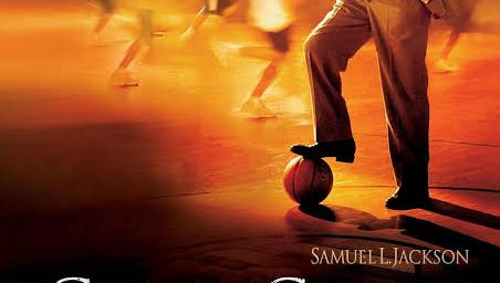 פוסטר סרט Coach Carter, רקע מטושט, מאמן כדורסל עומד במגרש כתום