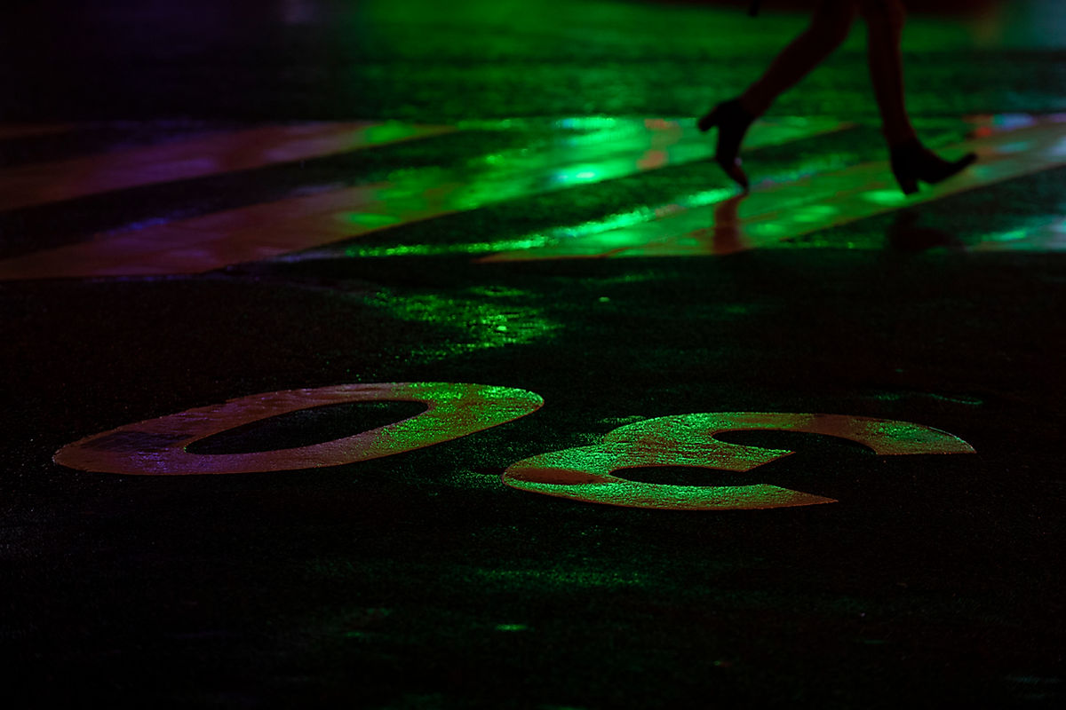 paris 30 km_h bike pedestrian crosswalk green purple light rain night.jpg