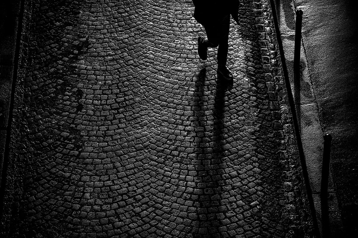 paris pavement blocks stones shadow backlight reflexion .jpg