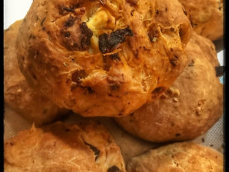 Ψωμάκια με λιαστή ντομάτα και θυμάρι