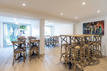 Restructuration d'un espace d'accueil et de salles de réunion par AMCD, architecte d'intérieur. Création d'un réfectoire pour les salariés. Chaises MAISON DU MONDE, tables sur mesure plateau en chêne avec pied bistrot. FIFTY BEES. 