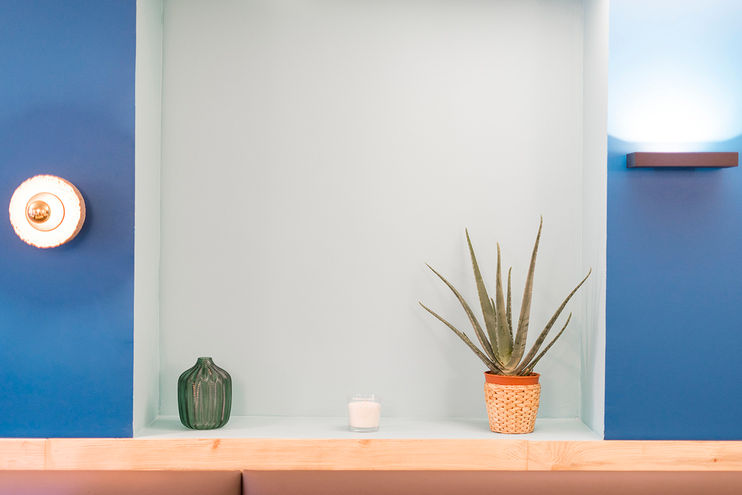Création d'un espace de coworking et salle de réunion partagée par AMCD, architecte d'intérieur. Détail couleurs des murs bleu canard et vert d'eau. 