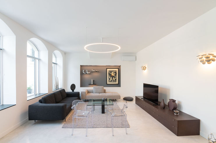 Rénovation et agencement d'un espace salon salle à manger dans un style contemporain avec sol en béton ciré, murs blancs et détails en quartz COSENTINO par AMCD, architecte d'intérieur. 