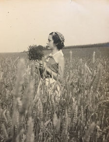 Photo Poucette dans les champs.jpg