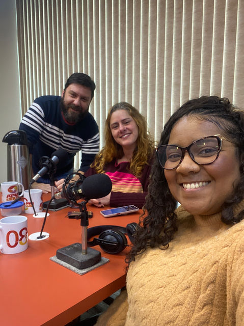 Selfie da arquiteta com os apresentadores do programa de rádio