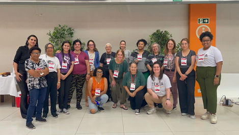 Mulheres participantes da oficina de construção e reparo de móveis