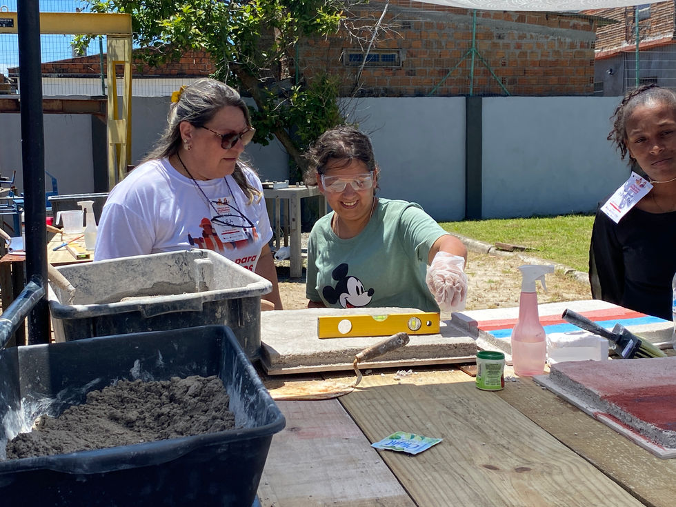 Ministrante e participante da oficina conferindo o nível da argamassa
