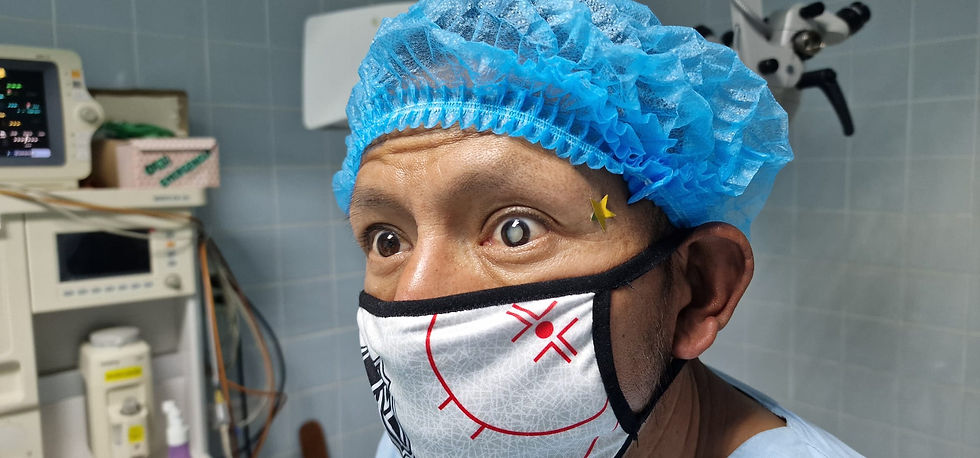 Grauer Star Operation eines jungen Mannes