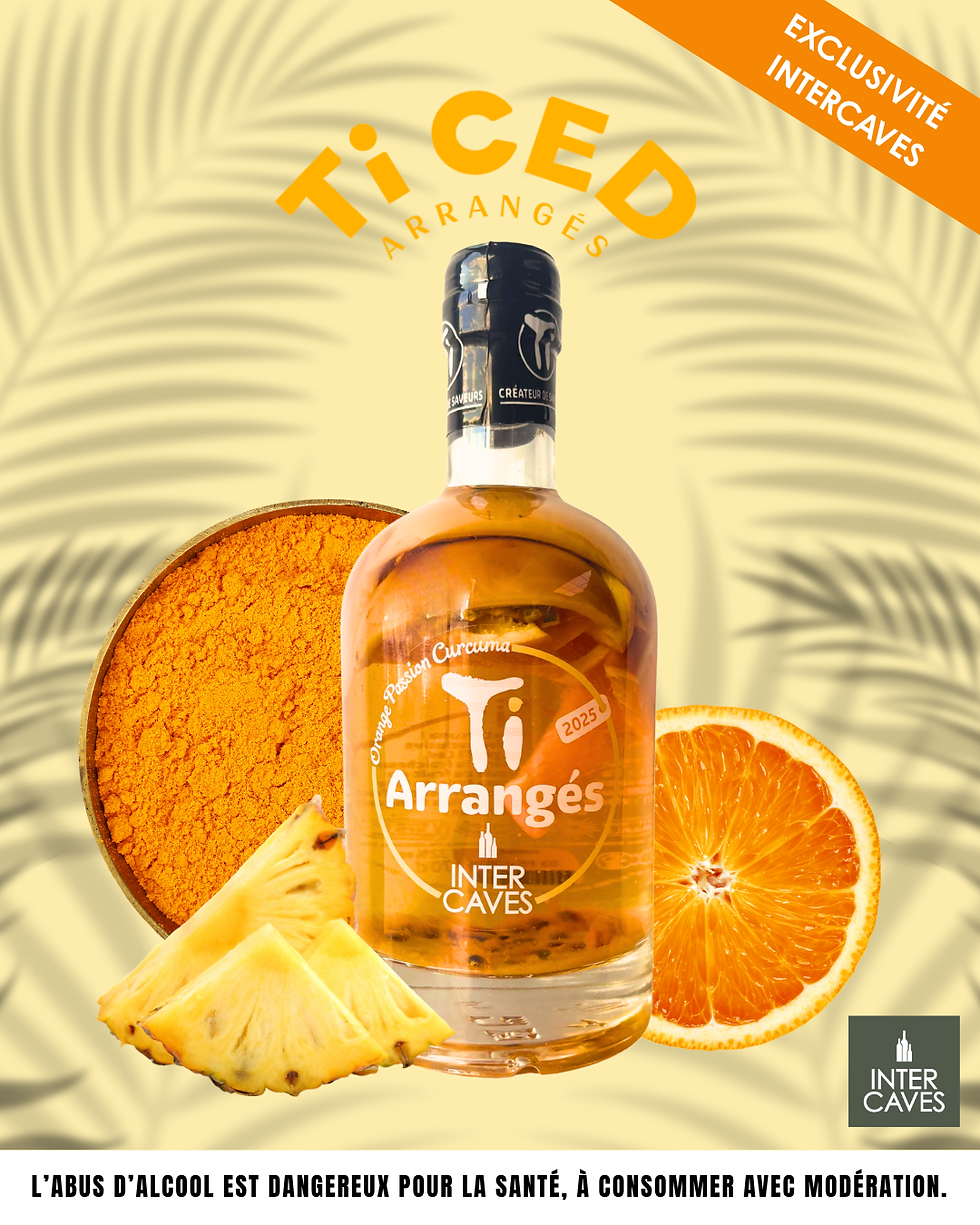Bouteille Ti Arrangés Inter Caves au curcuma, orange et ananas, sur fond jaune tropical; bandeau Exclusivité Intercaves.