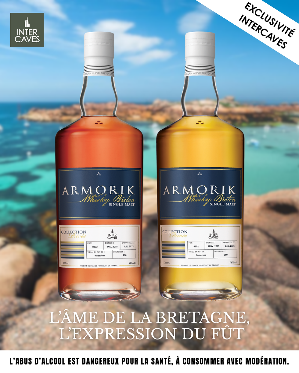 Deux bouteilles de whisky Armorik, rouge et dorée, devant une côte marine floue, avec bandeau Exclusivité Inter Caves.