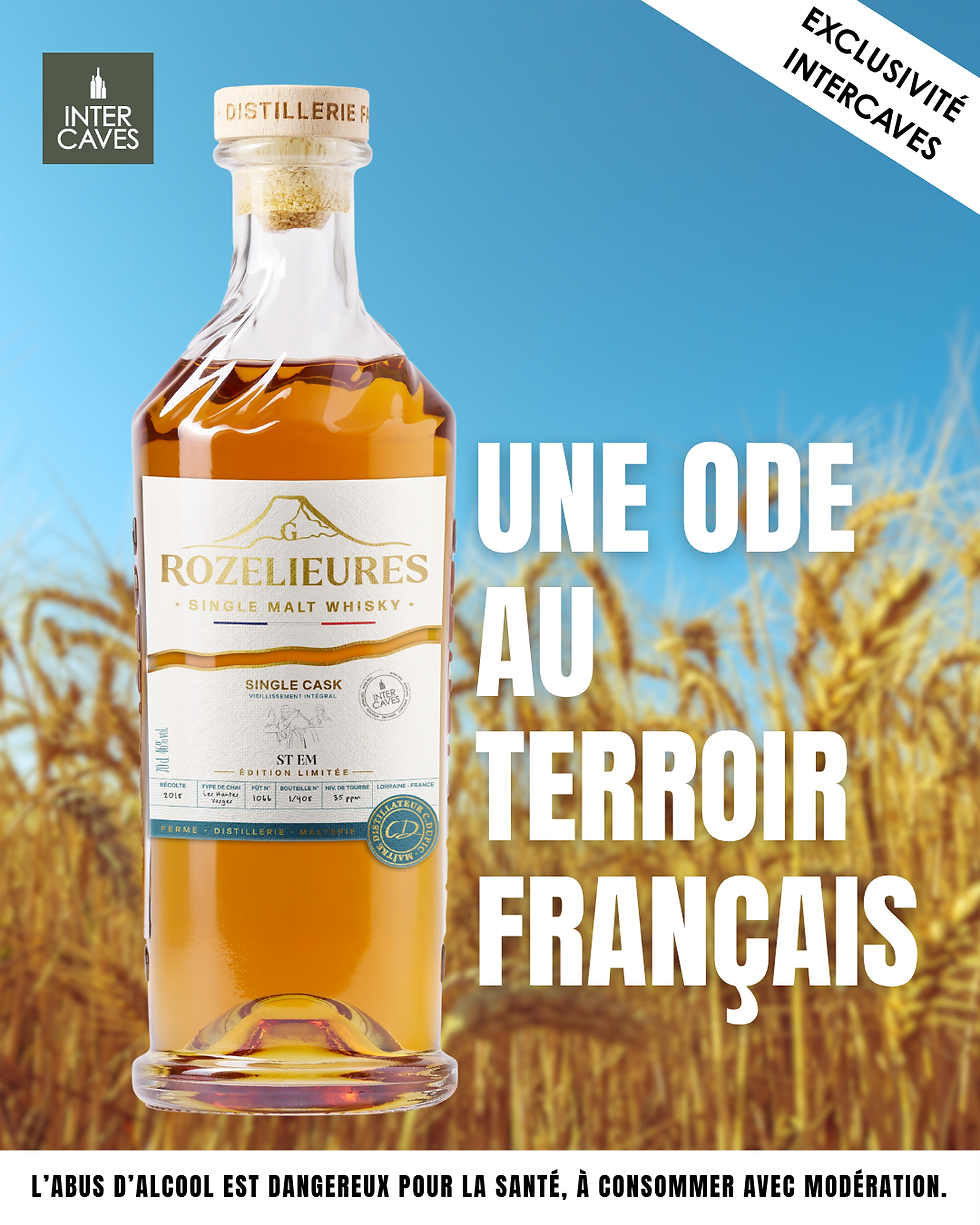 Bouteille de whisky Rozelieures devant un champ de blé, fond bleu, texte UNE ODE AU TERROIR FRANÇAIS et logo Inter Caves
