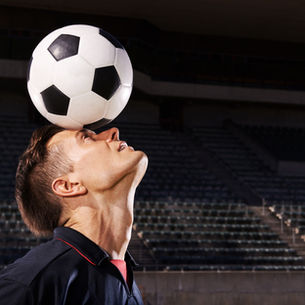 Los cabezazos generarían riesgo de demencia en los futbolistas de élite