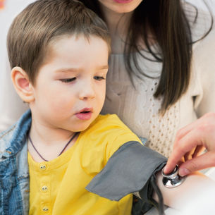 ¿Por qué la hipertensión es común en niños y adolescentes?