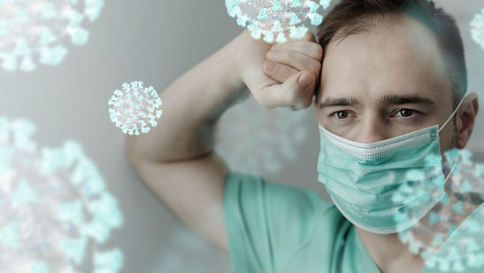 Doctor frente al virus, que presentan nuevas variantes de forma constante. Un especialista explica qué es flurona y las variantes Camerún y Ómicron.