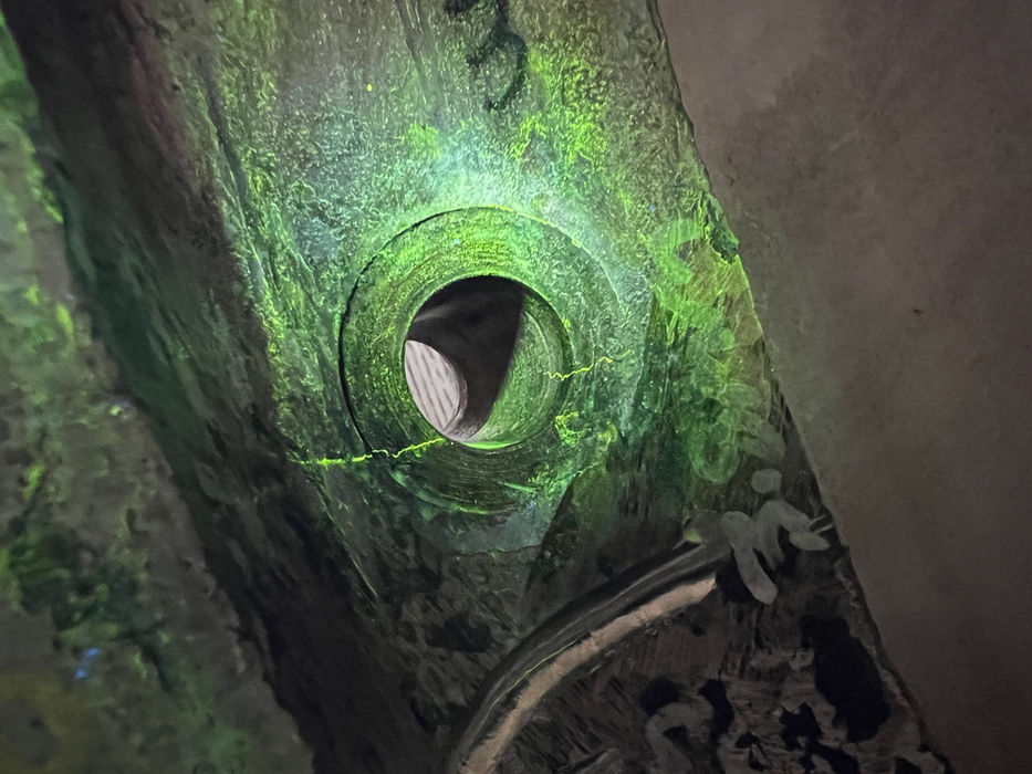 Fluorescent magnetic particle examinations on bolt hole connections