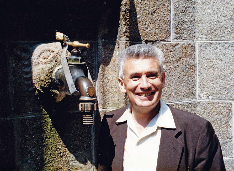 Mon grand-père André LEGRIS devant un robinet ancien de l'abbaye du Mont‑Saint‑Michel - ©️ Ecartfixe