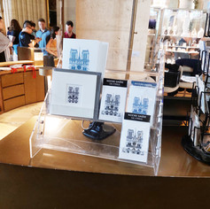 Cartes carnets et bloc notes vendus dans la cathédrale Notre Dame de Paris avec les illustrations de Marie Perrot Durand