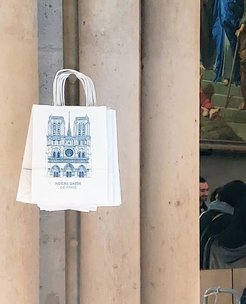 Sacs papier vendus dans la cathédrale Notre Dame de Paris avec les illustrations de Marie Perrot Durand