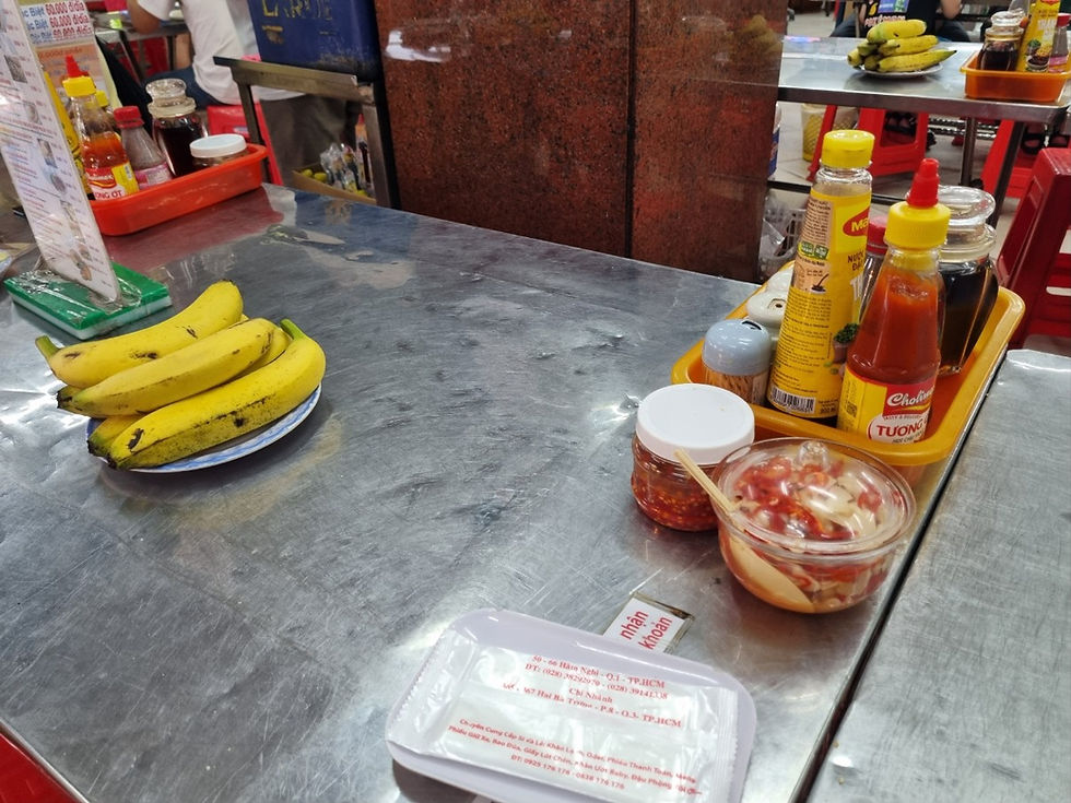 호치민 반미 맛집 1군 비텍스코 타워 Banh Mi Nhu Lan, 식당 테이블