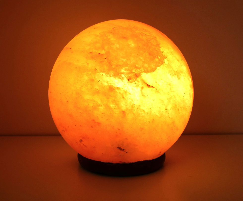 Originale Himalaykristallsalzlampe mit Holzsockel, in der Form einer Kugel, ca. 6 KG schwer. Farbe: Rot bis orange.