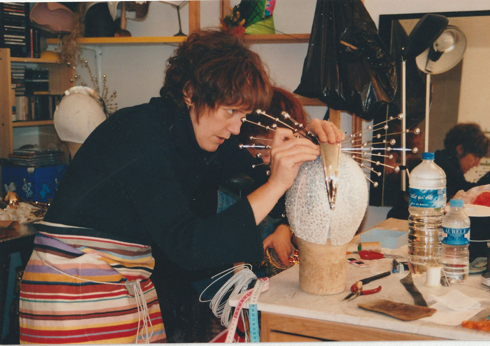 Maryse Roussel ajustant une coiffe pour le music-hall. Photo S. Perault