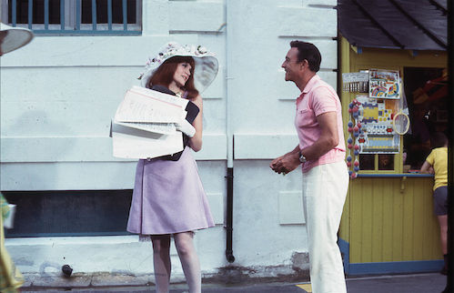 Costumes assortis et façades en scénographie