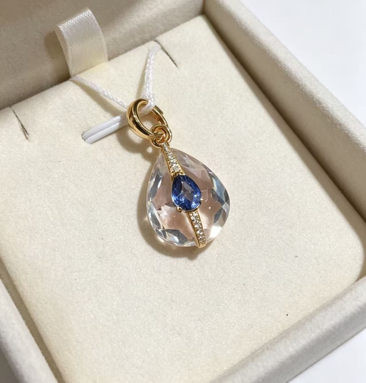 Sapphire/crystal pendant