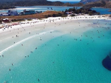 Descubra o Melhor do Caribe Brasileiro!🌴 CABO FRIO: O CARIBE BRASILEIRO QUE ENCANTA EM CADA DETALHE!Dentro desse cenário paradisíaco, duas praias se destacam como experiências complementares: