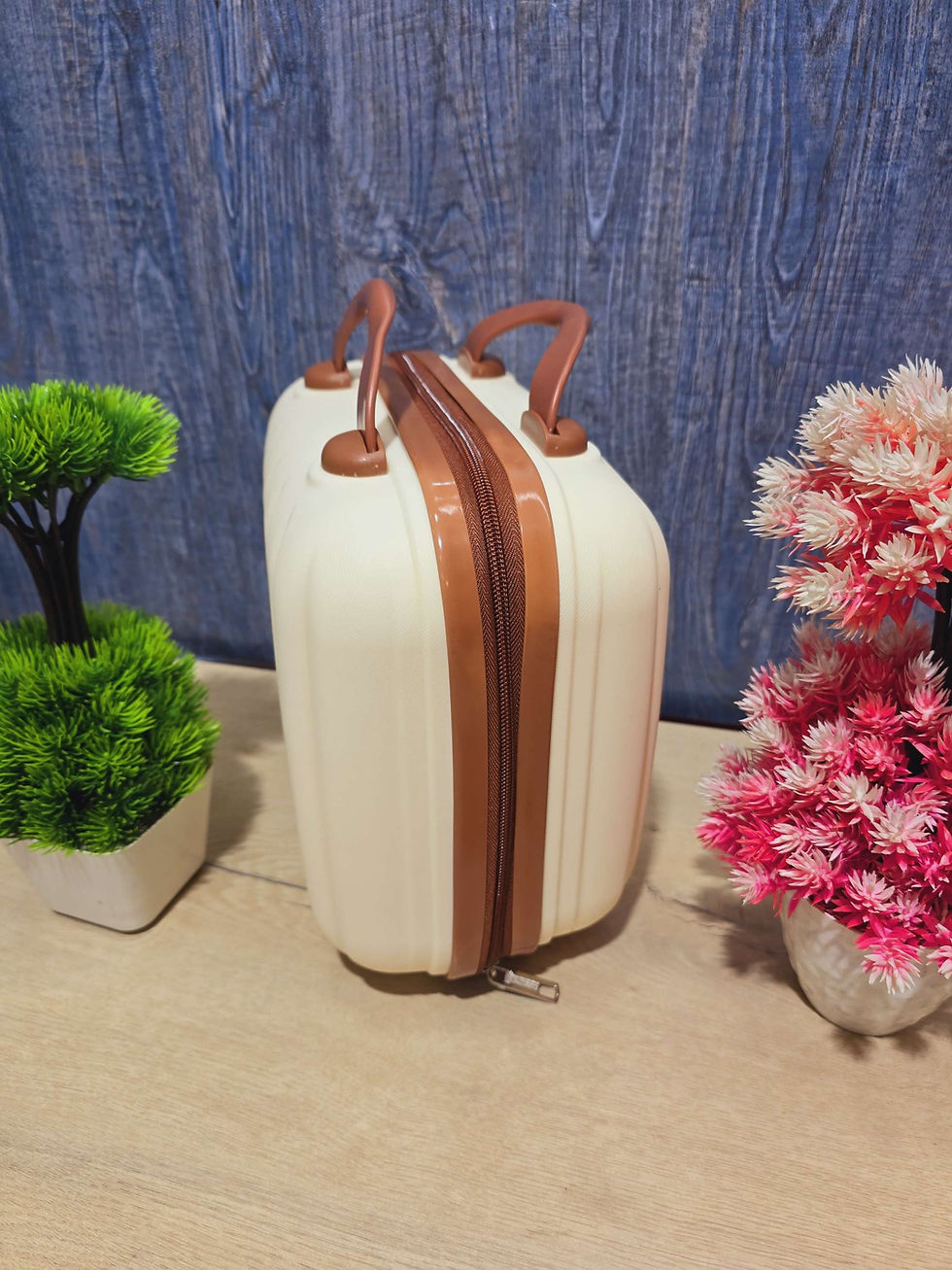 Thumbnail: White and brown cosmetic case