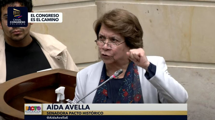 Figura 2. La senadora Aída Avella, del partido Pacto Histórico, interviene con vehemencia durante el debate de la reforma laboral en el Senado de la República. Su gesto firme y expresión decidida reflejan el tono apasionado del intercambio legislativo en torno a una de las reformas clave del actual gobierno.