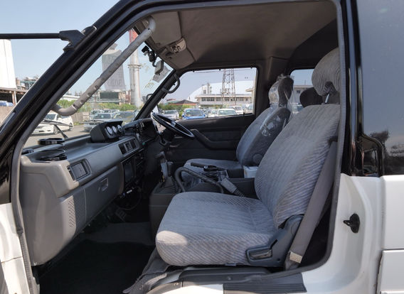 Front seats of the 1994 Mitsubishi Delica Star Wagon 4x4 van with clean factory upholstery and spacious legroom – ideal for long road trips or off-road exploration.