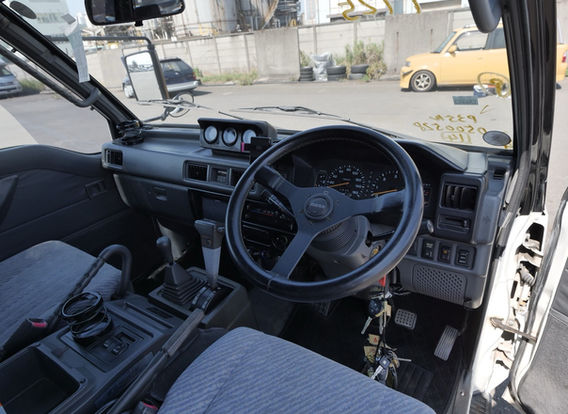 Front seats of the 1994 Mitsubishi Delica Star Wagon 4x4 van with clean factory upholstery and spacious legroom – ideal for long road trips or off-road exploration.