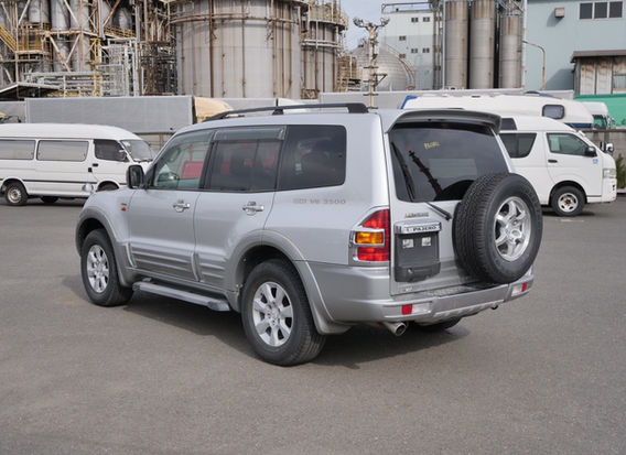 2000 Mitsubishi Pajero Super Exceed rear view 3rd row JDM SUV for sale USA