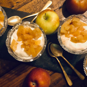 Fluffiger Quark mit winterlichem Apfel-Zimt-Träumchen