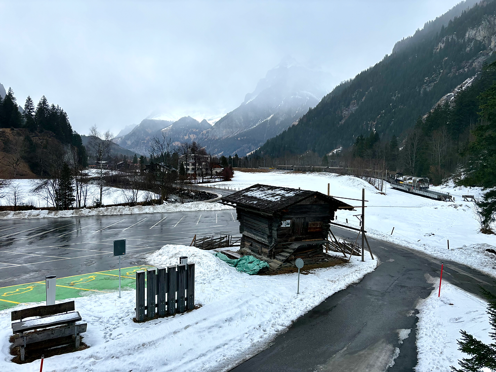 Talstation Sunnbüel bei Kandersteg. Nicht wirklich was los ☺️