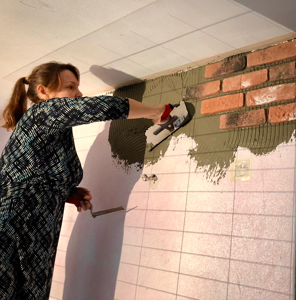 Nun stellte sich vor dem Verkleben die Frage: Wie bringen wir die Verblender in einer Linie an die Wand? Erste Idee war natürlich, Linien auf der Wand vorzuzeichnen, gleich gefolgt von der Erkenntnis: unter dem Kleber sind die leider nicht mehr sichtbar. Meine Schwägerin hatte schliesslich die Idee, mittels Hellraumprojektor und vorgefertigtem Raster das Verlegemuster auf die Wand zu projezieren. Hat zu Beginn super geklappt, doch gegen unten haben sich die Masse der Linien etwas verzogen.