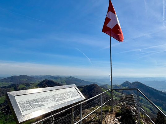 Aussicht vom Gipfel der Belchenflue auf Mittelland und Schweizer Alpen.