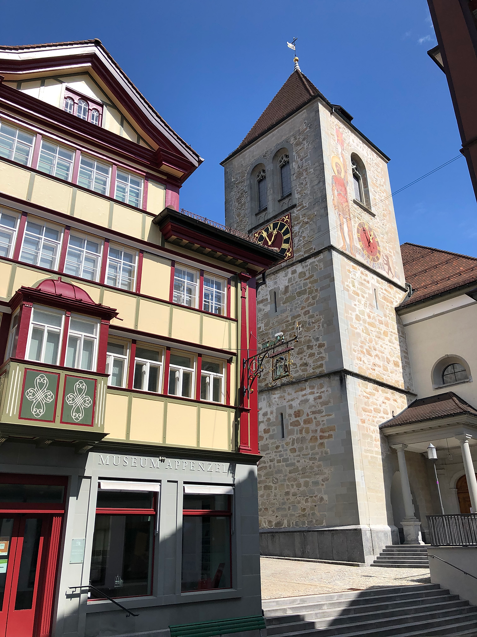 Bunt bemalte Häuser und die Kirche in Appenzell.