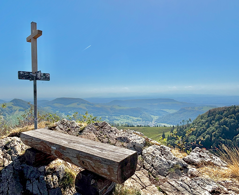 Vogelbergfluh mit Aussicht und Bänkli.