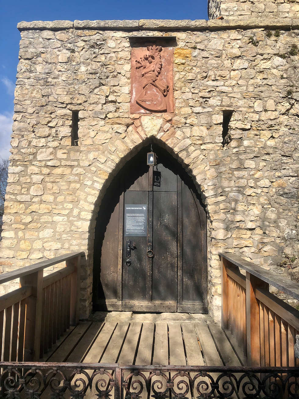 Zugangsbrücke und Tor zur Burg.