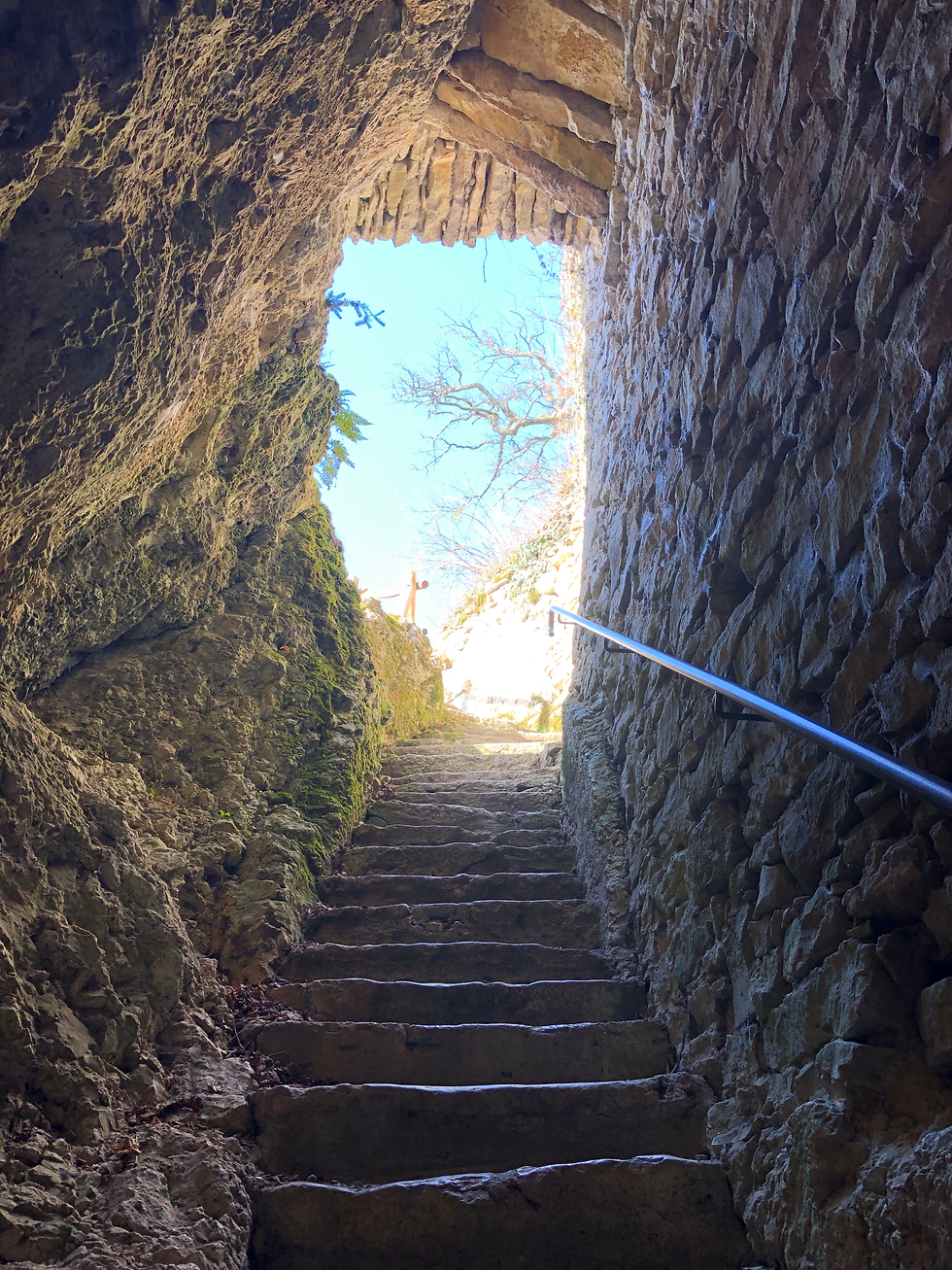 Der Aufstieg in die Ermitage führt über die in den Fels gehauene Treppe.