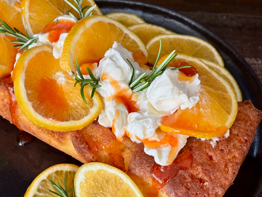 Aperol Spritz Cake mit Vanillefrosting und Aperol-Grand Marnier Topping