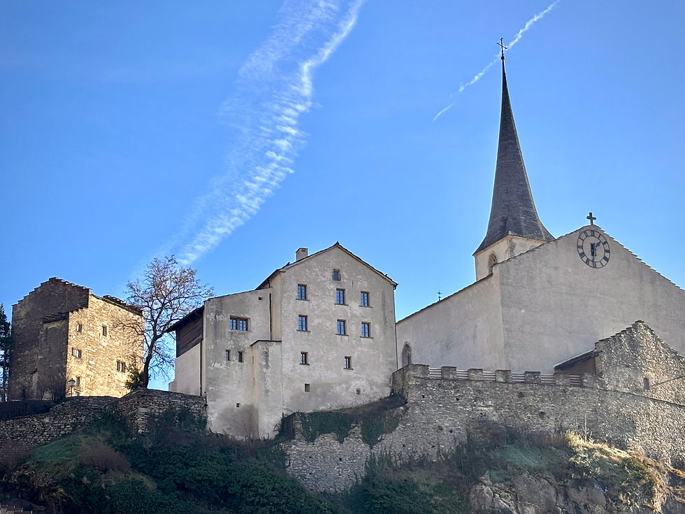 Blick vom Dorf hinauf zur Burgkirche, links davon das alte Zendenratshaus aus dem 12. Jahrhundert.